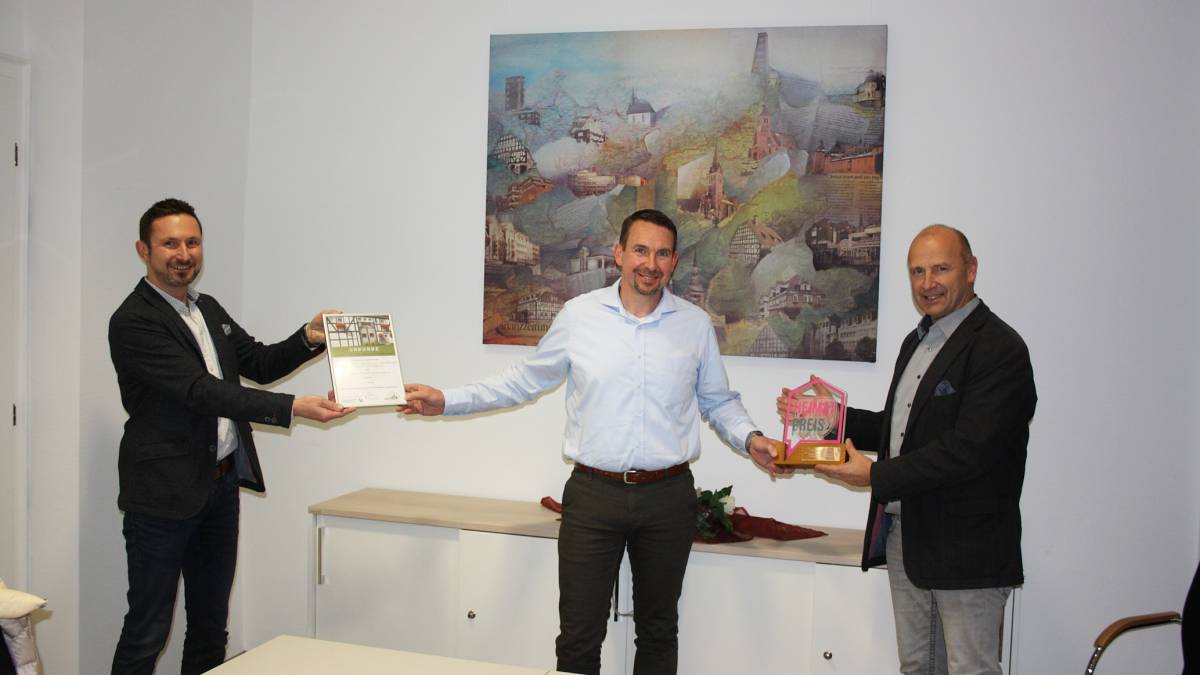 Björn Jarosz (li.) und Andreas Reinéry überreichten den ersten Preis an Michael Richard, Vorsitzender des Schützenvereins Würdinghausen.  von Gemeinde Kirchhundem