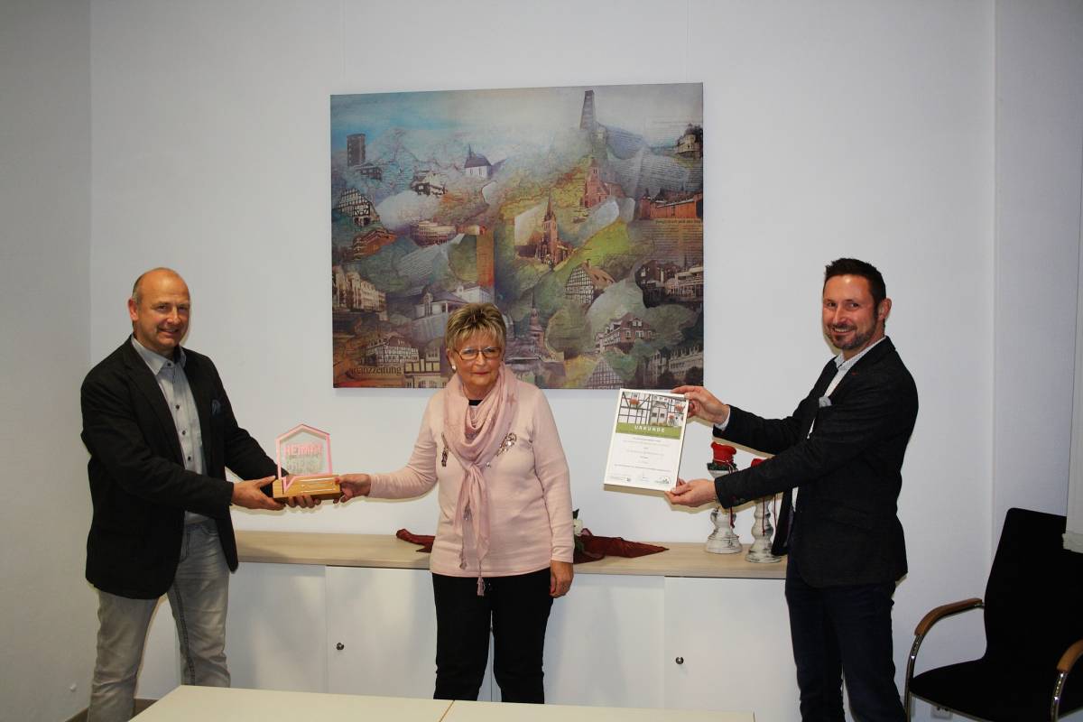 Margret Hennecke, Vorsitzende des Bürgerbus Vereins, erhielt im Rathaus den zweiten Preis.  von Gemeinde Kirchhundem