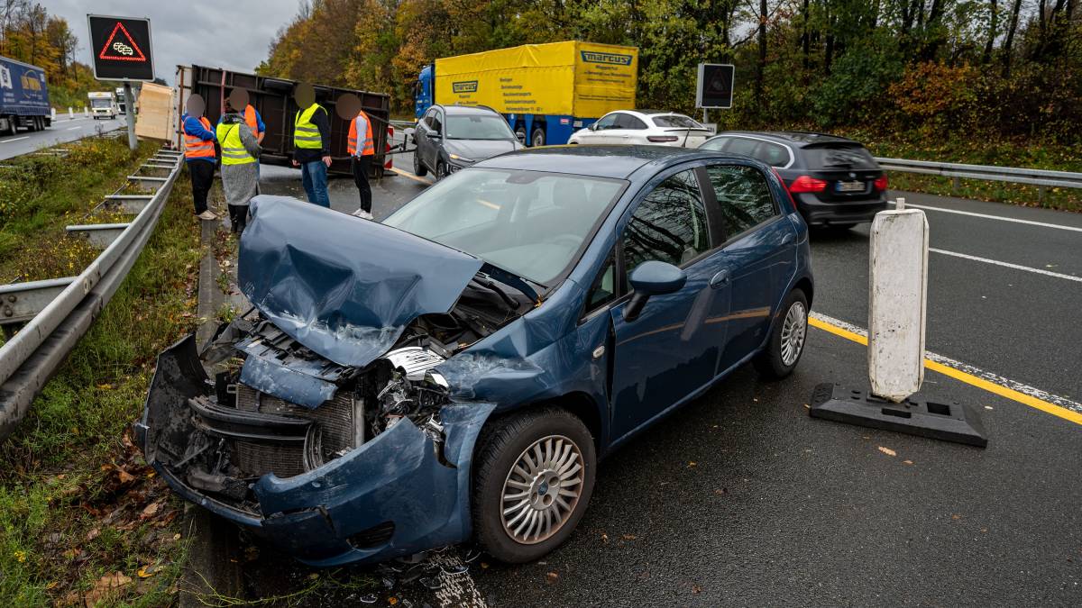 Bei einem Unfall auf der A45 bei Drolshagen wurde die Beifahrerin in einem PKW leicht verletzt.  von Markus Klümper