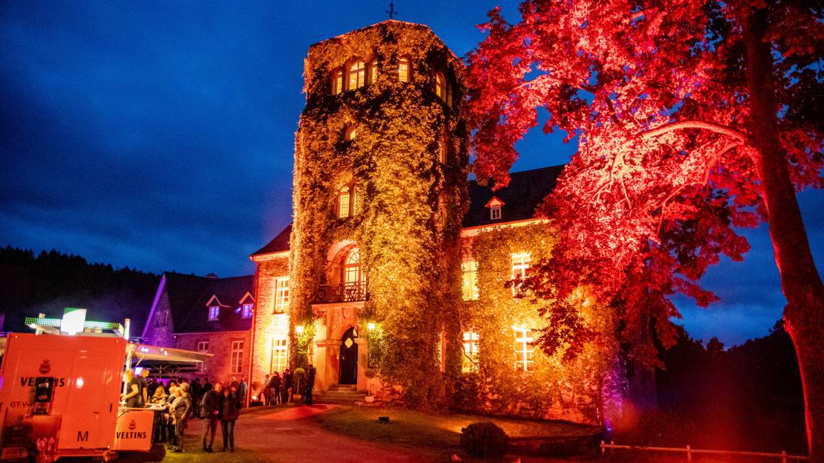 Schloss Bamenohl in festlicher Beleuchtung während eines Konzertes der Band Bounce im Jahr 2019. von Lukas Tilke