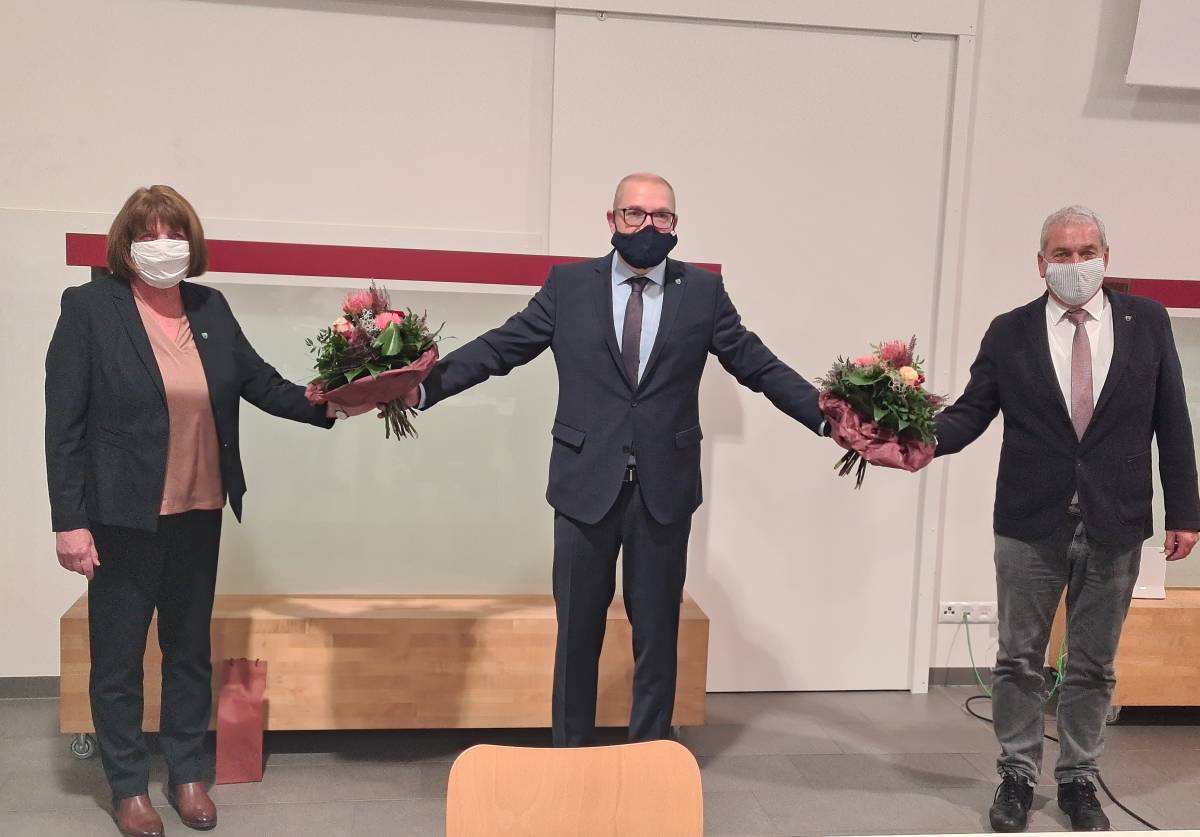 Bürgermeister Achim Henkel gratuliert seinen Stellvertretern Bernadette Gastreich und Manfred Schloßmacher.  von Nicole Voss