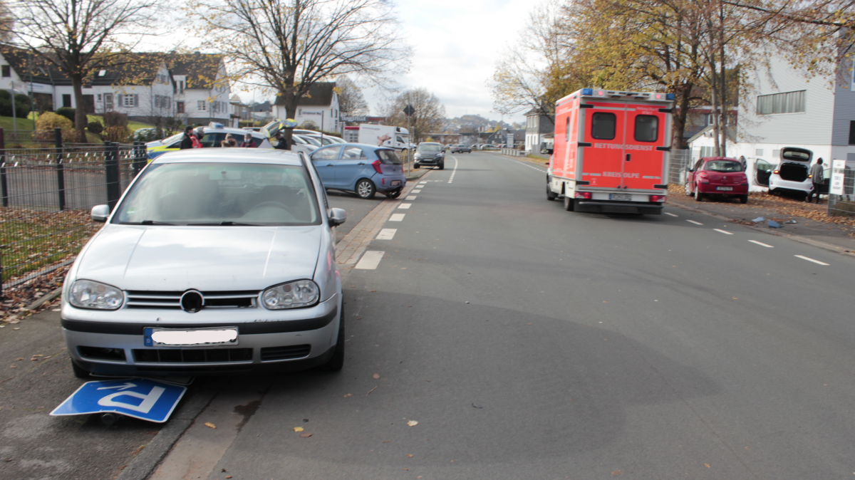 Unfall auf der Straße „Im Dohm“ in Olpe mit drei beteiligten Fahrzeugen. von Wolfgang Schneider