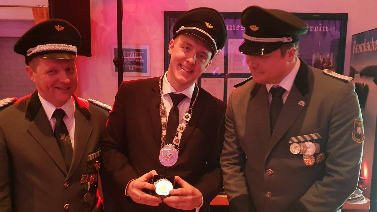 Beim Schützenball im Februar 2020 präsentierte Schützenkönig Fabian Tichy seinen Orden. Mit dabei Major Thorsten Clemens (links) und Vorsitzender Sascha Maiworm (rechts). von privat