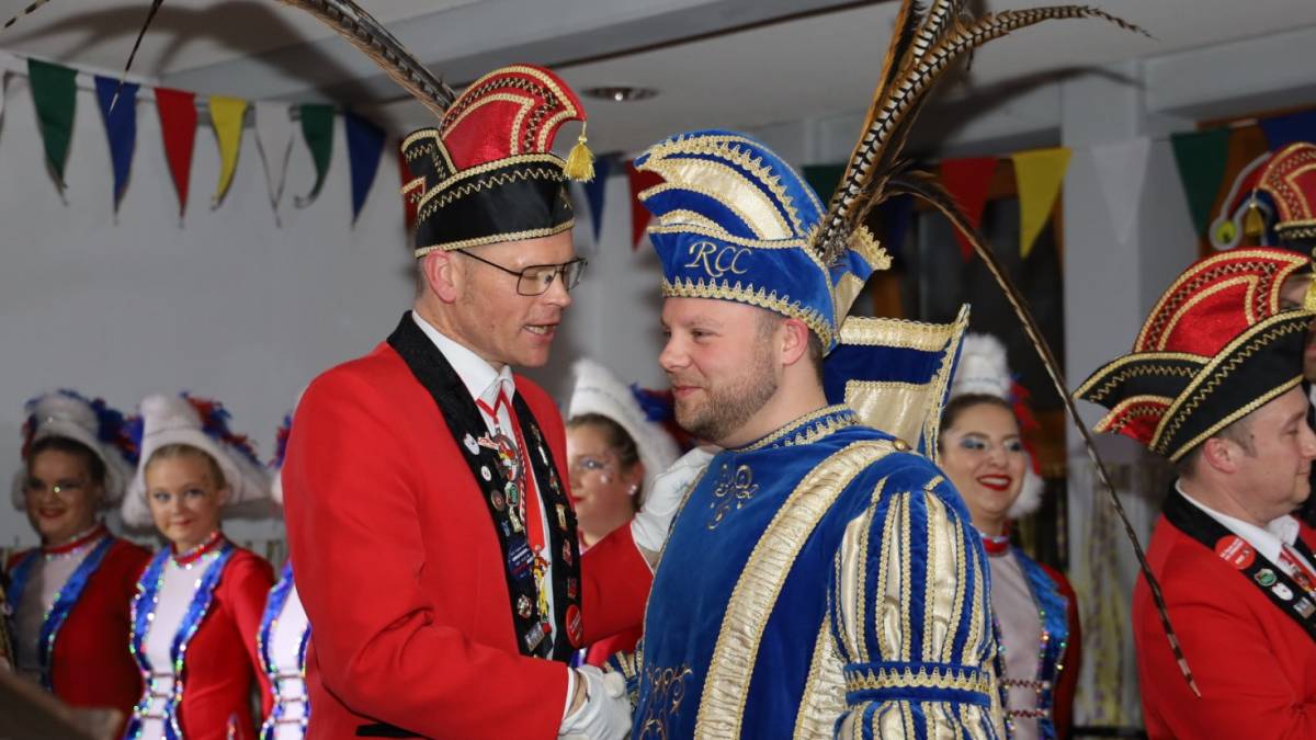 Karnevalssession 2020: RCC-Präsident Mark Leine übergibt Sascha I. Kinder das Prinzenzepter. von Thomas Fiebiger