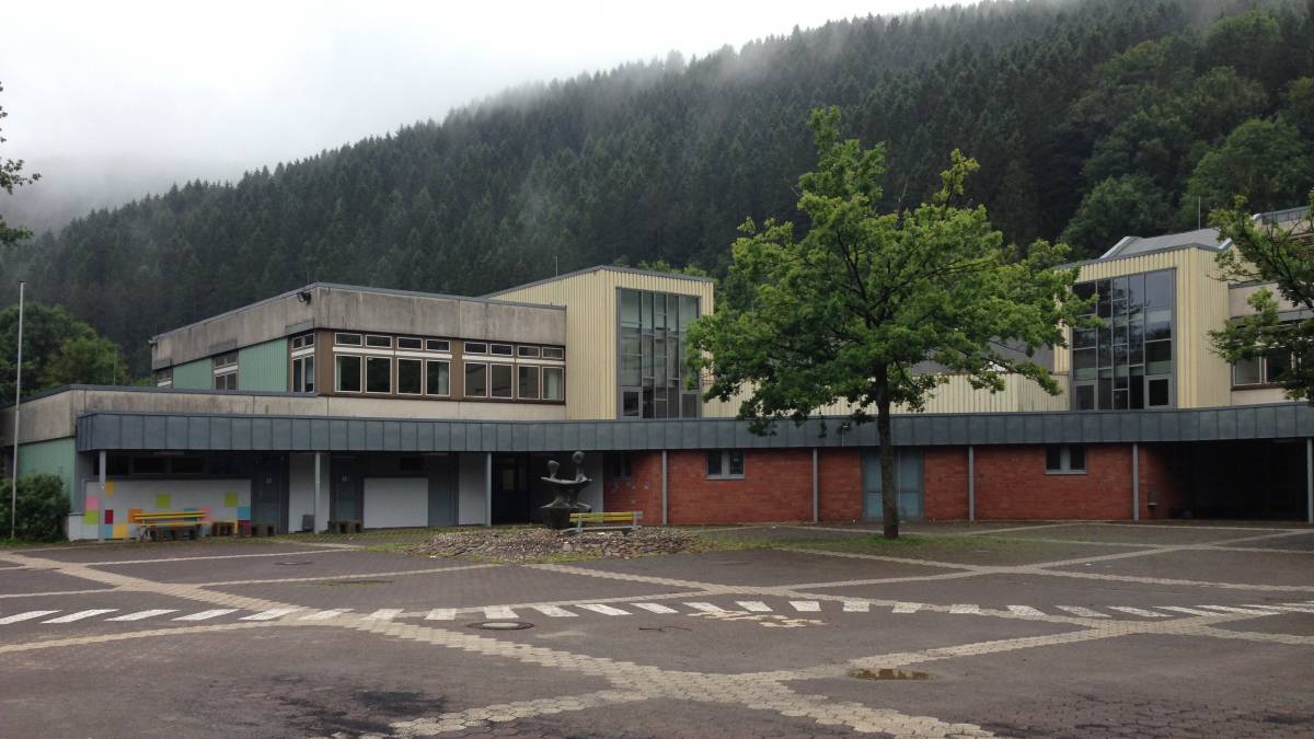 Auch die Gestaltung des Außenbereiches der Sekundarschule Hundem-Lenne kann in die ISEK-Planungen einbezogen werden von privat