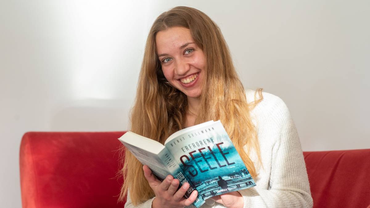 2019 war sie Praktikantin bei LokalPlus, jetzt kehrte sie als Autorin zurück: Berit Sellmann präsentierte den ehemaligen Kollegen ihr Buch „Erfrorene Seele“. von Nils Dinkel