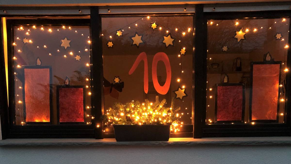 Für den offenen Adventskalender gestalteten Kinder und Erzieherinnen ein Fenster weihnachtlich. von privat