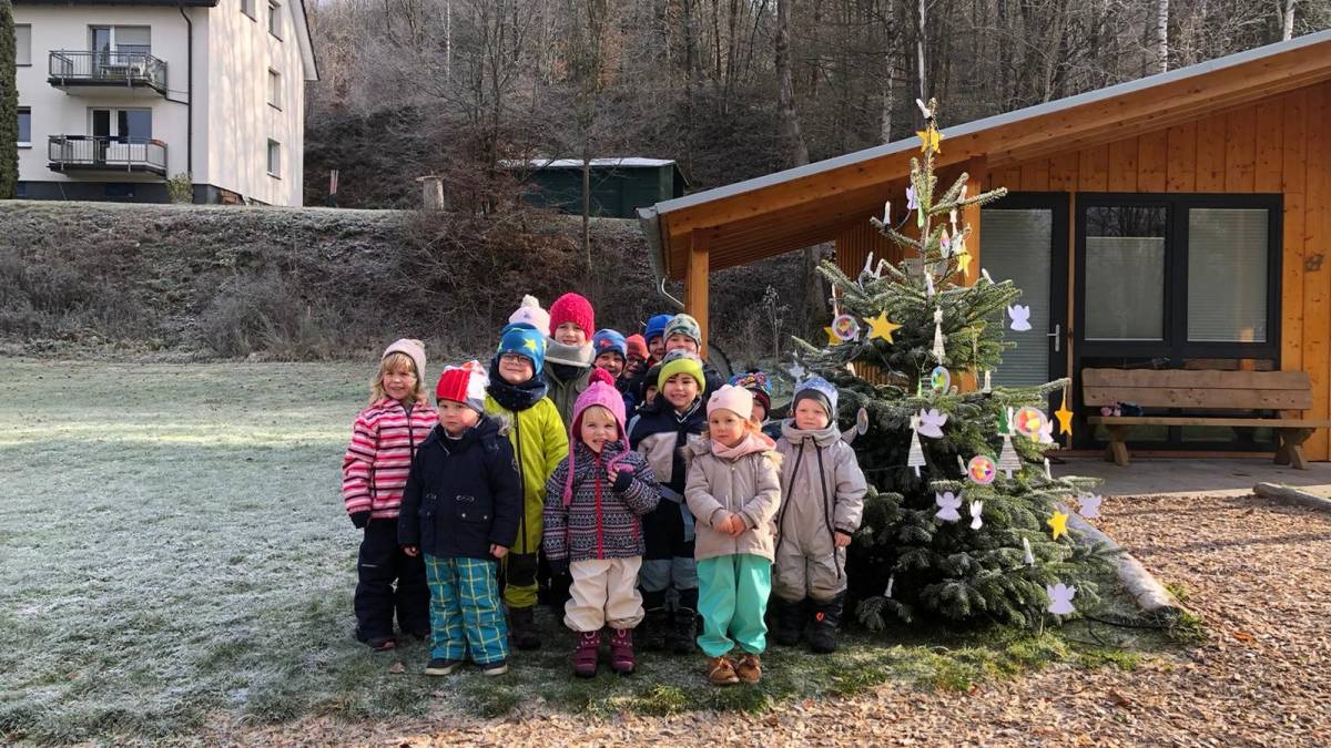 Die Kindergartenkinder kamen am Sportpark vorbei, um den Weihnachtsbaum zu schmücken. von privat