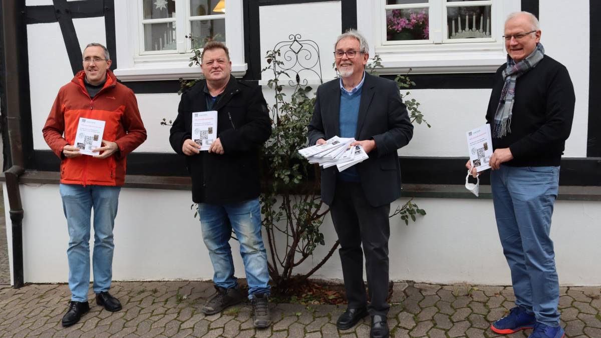 Vorstand und Mitglieder der Geschichtswerkstatt des Heimatvereins stellen den neuen Band „Drolshagener Geschichten“ vor. von Rüdiger Kahlke