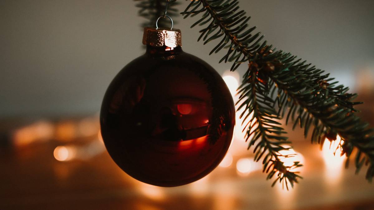 Symbolfoto Weihnachten, Weihnachtskugel, Weihnachtsbaum von Christine Schmidt