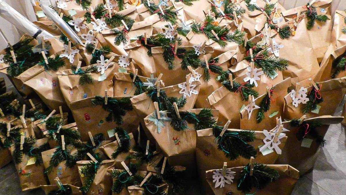 Fördervereine von Schatzkiste und Grundschule Altenhundem haben jetzt fast 250 Geschenktüten für Kinder bis 17 Jahre gepackt. von privat