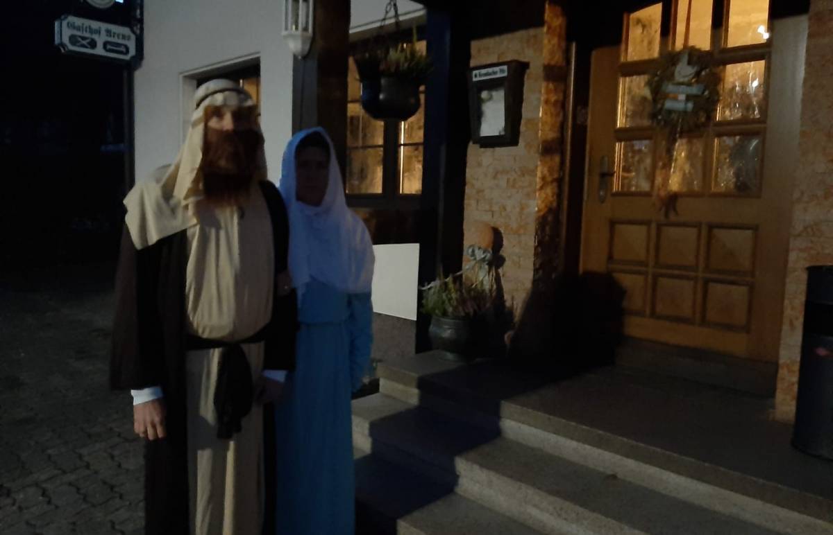 Szene des Krippenspiel-Videos in Saßmicke: Maria und Josef suchen eine Herberge. von privat