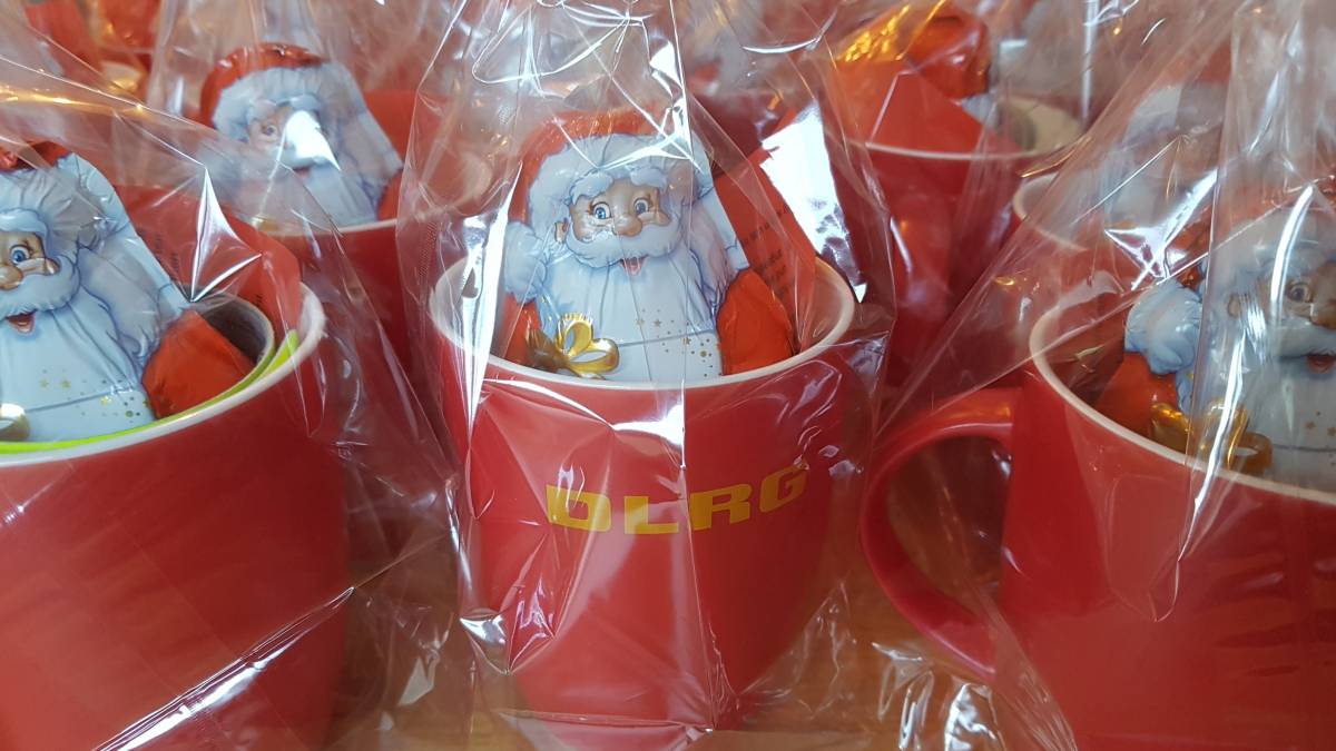 Das Geschenkset der DLRG umfasste eine DLRG-Tasse, ein leuchtendes Reflektorband und einen Schokoladen-Nikolaus. von privat
