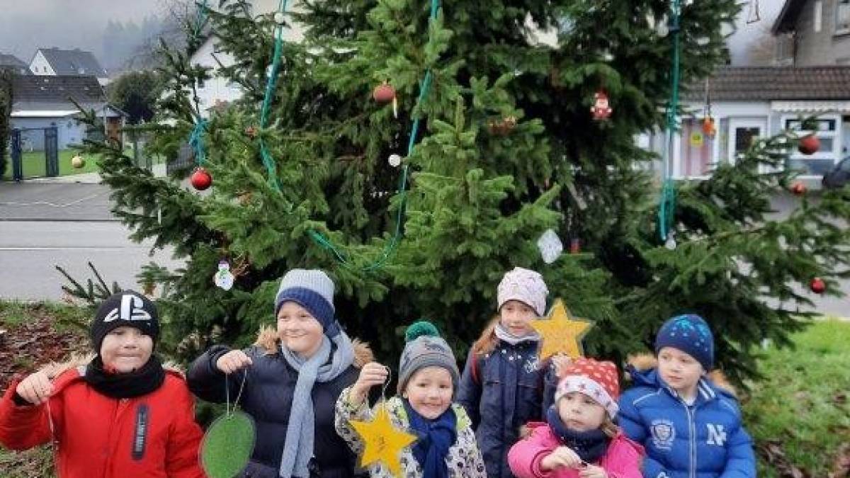 Die Kinder dekorierten den Weihnachtsbaum am „Blauen Haus". von privat