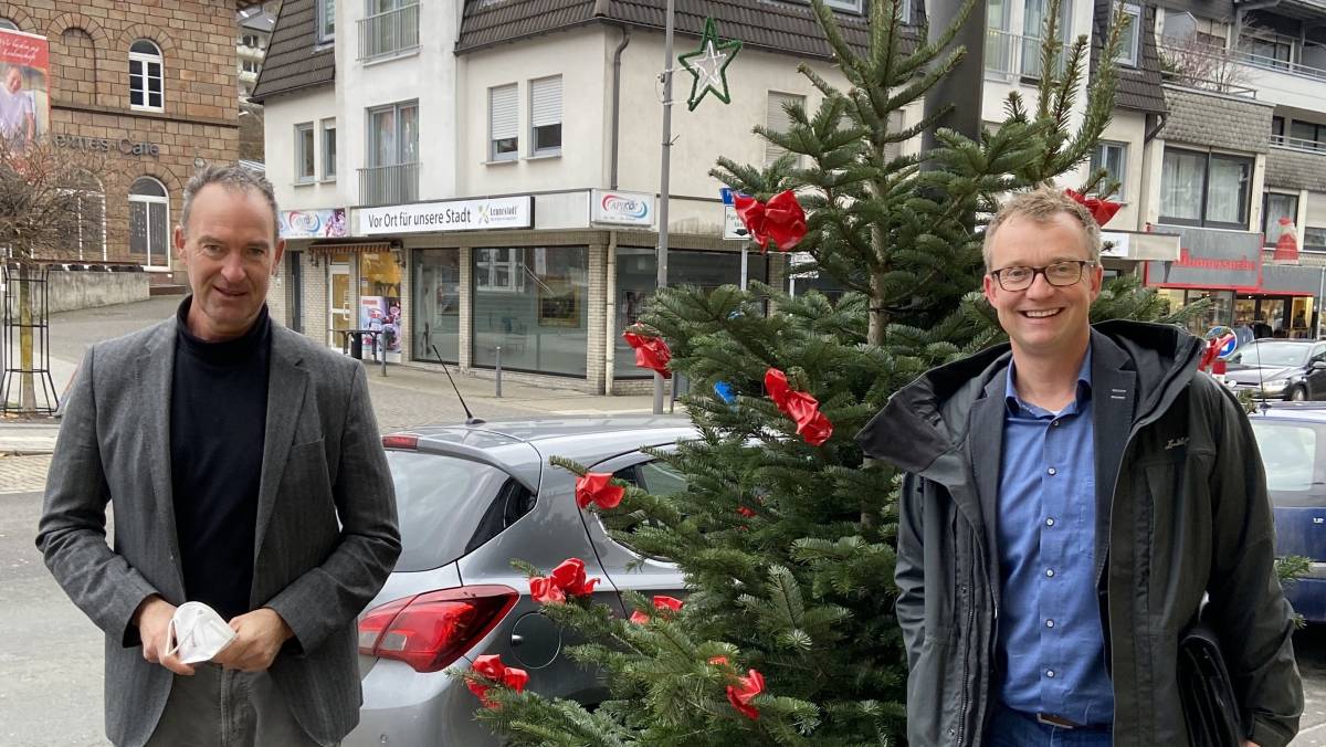 Unterwegs im Ortszentrum von Altenhundem: NRW-Landtagsabgeordneter Jochen Ritter (l.) und Bürgermeister Tobias Puspas. von privat