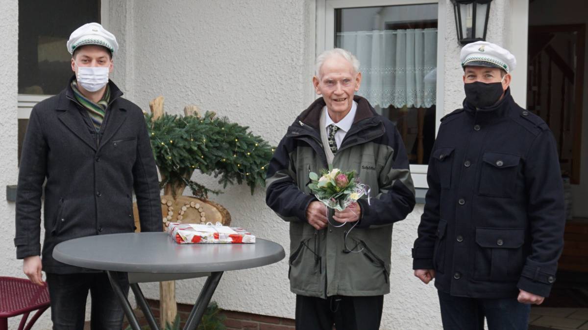 Vorsitzender Michael Richard (re.) und Jonas Sasse gratulierten Gerhard Beckmann zum 90. Geburtstag.  von privat