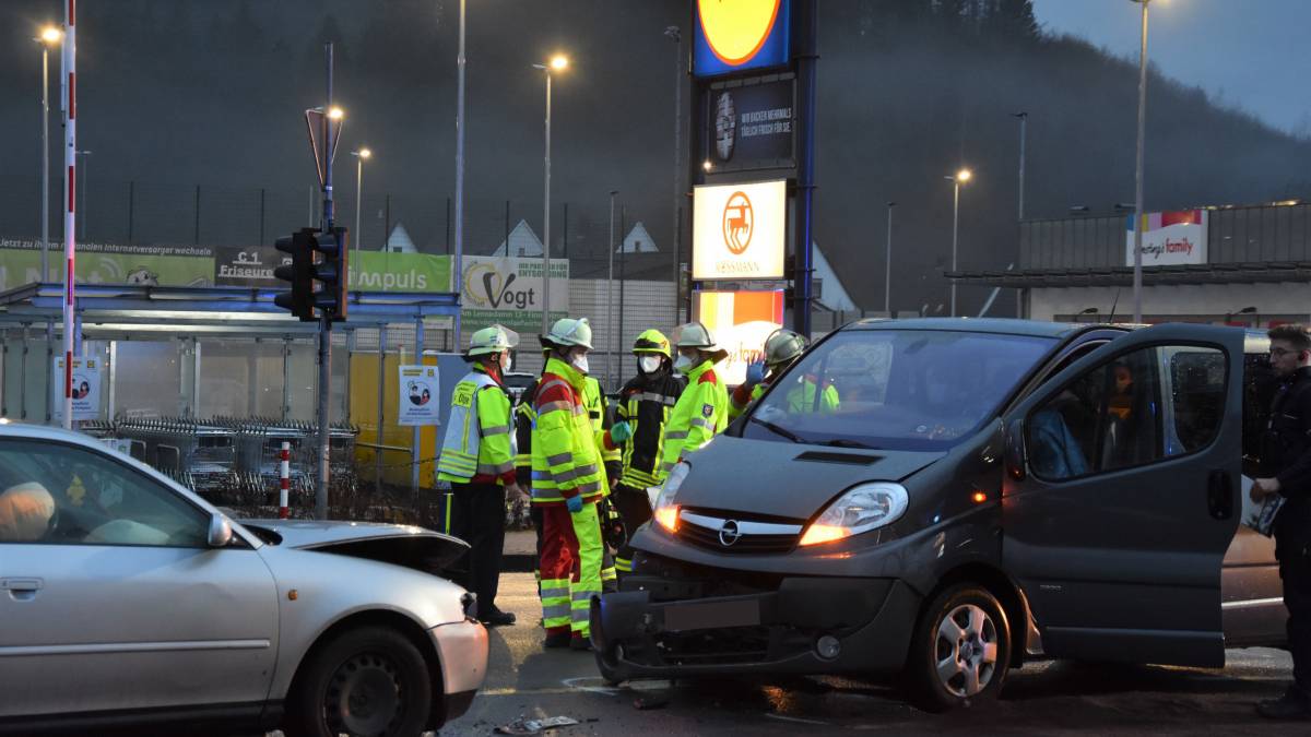 Ein Audi A3 und ein Opel Vivaro stießen bei dem Unfall frontal zusammen. von Nicole Voss