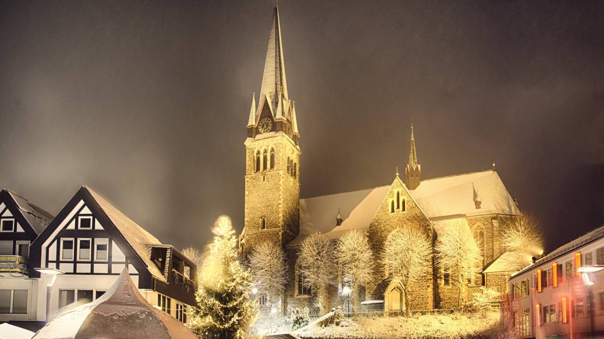 Die St.-Agatha-Kirche in Altenhundem. von Nils Dinkel