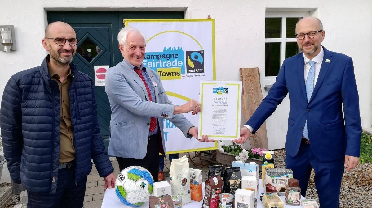 Freude über die Fairtrade-Auszeichnung: Andreas Wintersohl (Vorsitzender Steuerungsgruppe der Stadt Drolshagen), Manfred Holz (Fairtrade Beauftragter) und Bürgermeister Uli Berghof (von links). von Adam Fox