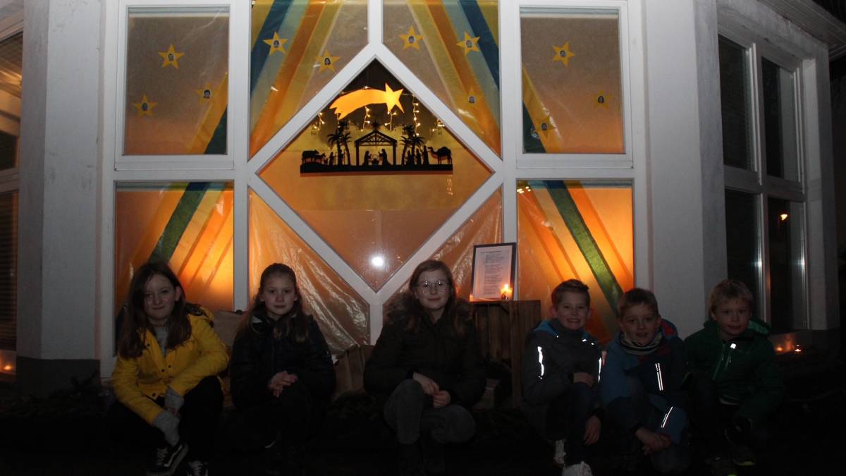 Die Kommunionkinder haben am Jodokustreff in Saalhausen ein Adventsfenster gestaltet. von privat