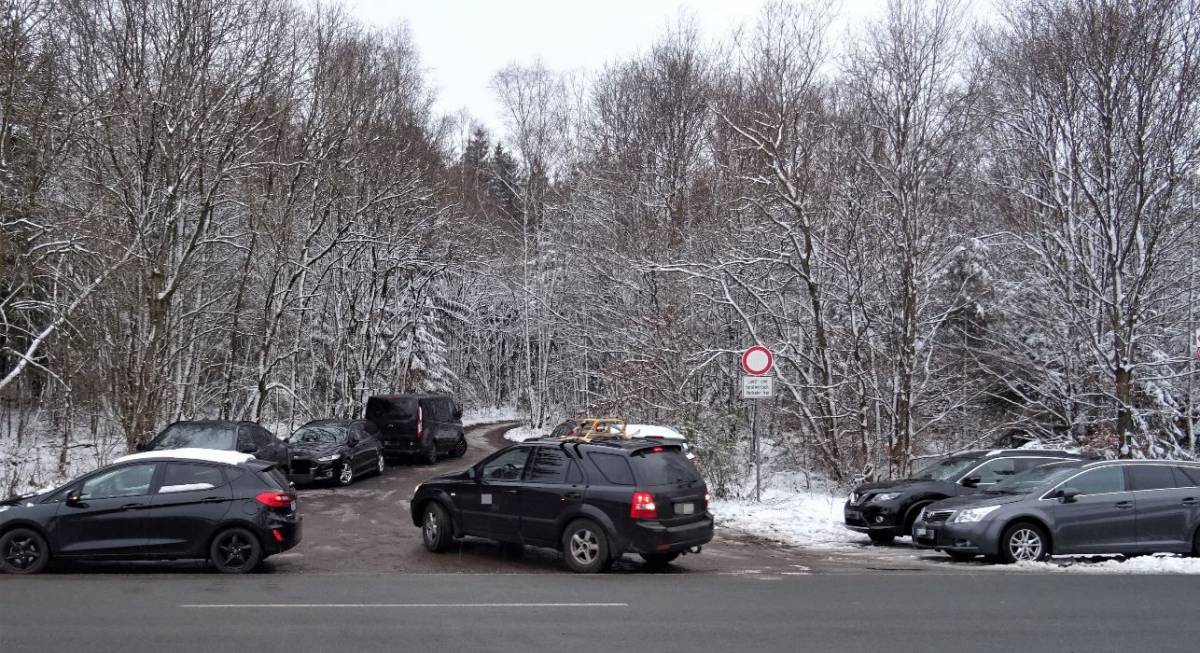 Aufgrund des überfüllten Parkplatzes am Skigebiet wichen Besucher auf umliegende Wald- und Forstwege aus. von Sigrid Mynar