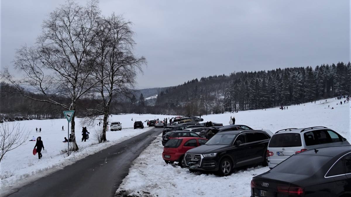 Besucher, die aufgrund der gesperrten Straßen nicht bis zum Skigebiet Fahlenscheid vordringen konnten, parkten, wie hier in Oberneger, in Anliegerstraßen sowie Wald- und Forstwegen und rodelten auf privaten Wiesen. von Sigrid Mynar