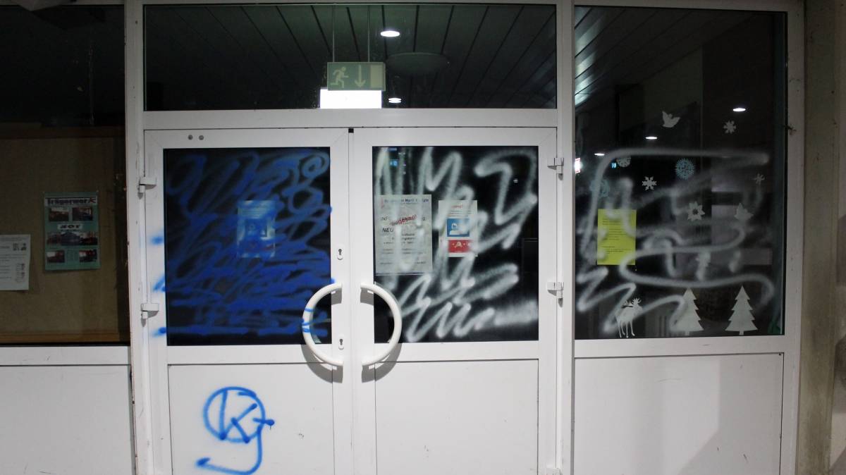 Teile der Sekundarschule wurden mit Graffiti besprüht. von Kreispolizeibehörde Olpe