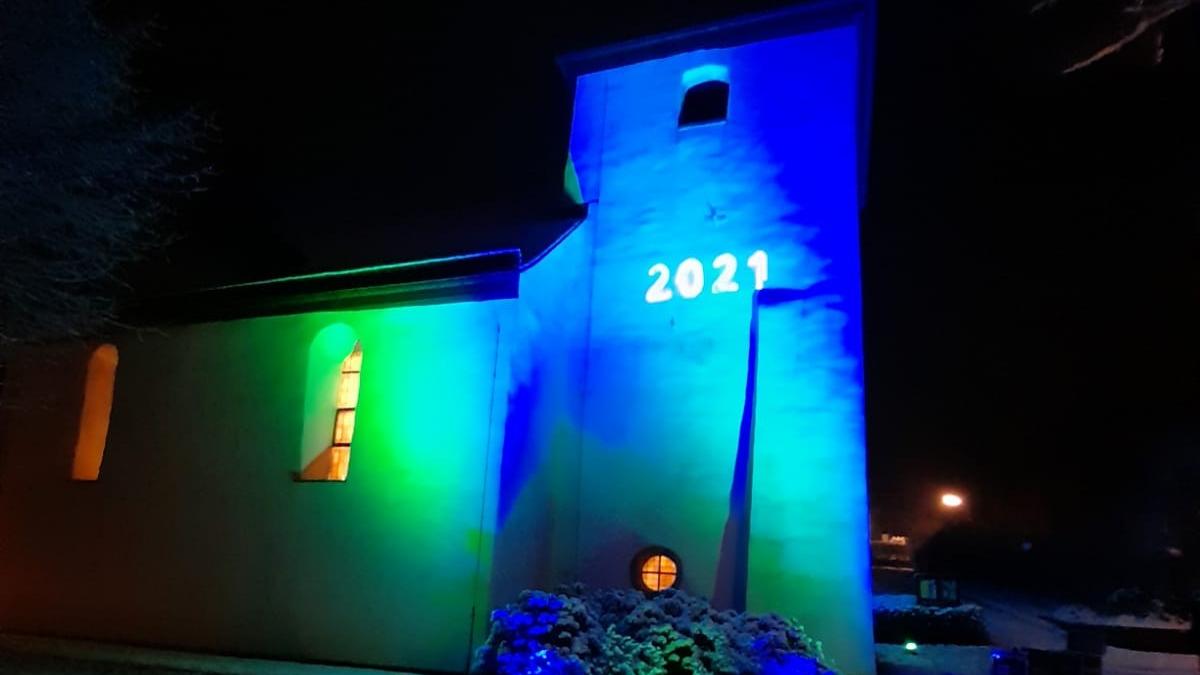 Um Mitternacht strahlte „2021“ am Kirchengemäuer.  von privat