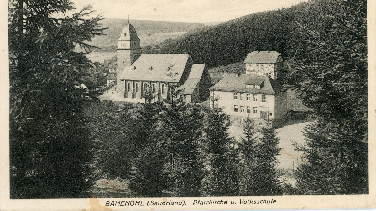 Hier eine Postkarte mit der 1903 erbauten Volksschule Bamenohl.  von privat