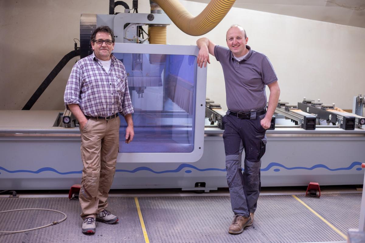 Moderne Technik ist die Basis: Peter Ohm (links) und Stefan Immekus vor dem CNC-Bearbeitungszentrum.  von privat