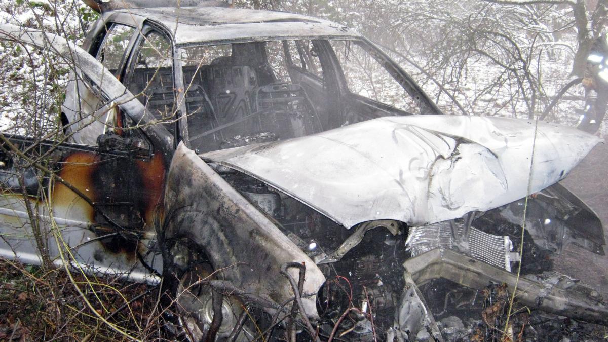 Der Pkw brannte nach dem Unfall aus. von Kreispolizeibehörde Olpe
