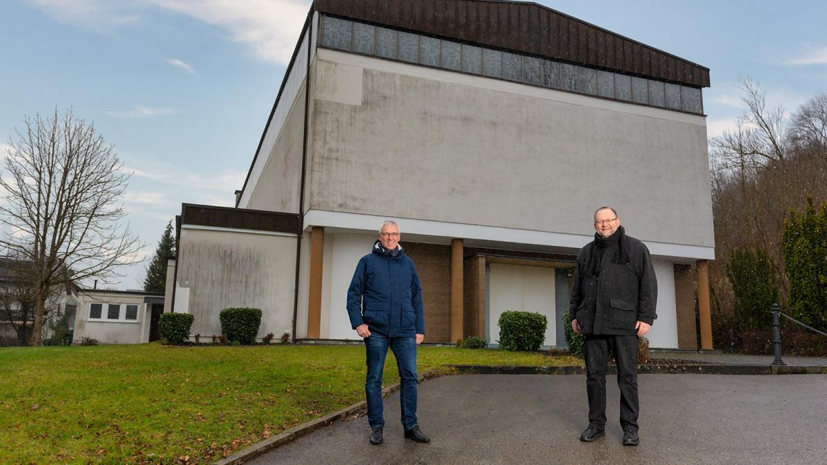 Dechant Andreas Neuser (rechts) und GFO-Geschäftsführer Markus Feldmann vor der alten Josefskirche in Attendorn. von GFO