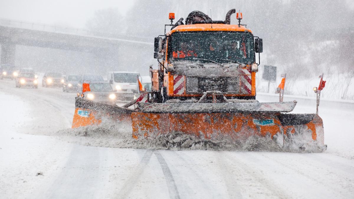 Oftmals lebenswichtig: Der Winterdienst auf den Autobahnen.  von Autobahn Westfalen