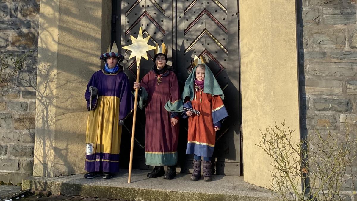 Janis, Juri und Mia Hoppe als Sternsinger in Rönkhausen.  von privat