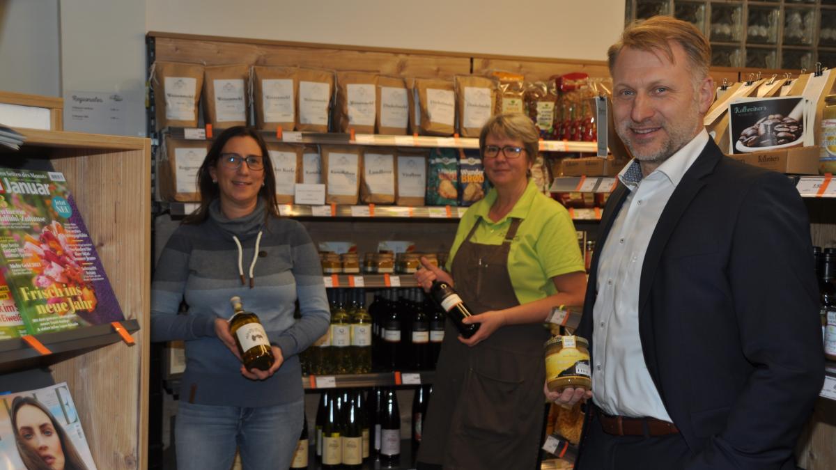 Die ehrenamtlichen Verkäuferinnen Silke Niederschlag und Martina Fischer sowie der erste Vorsitzende Olaf Arns freuen sich über die vielen Kunden im Dorfladen Ottfingen. von privat