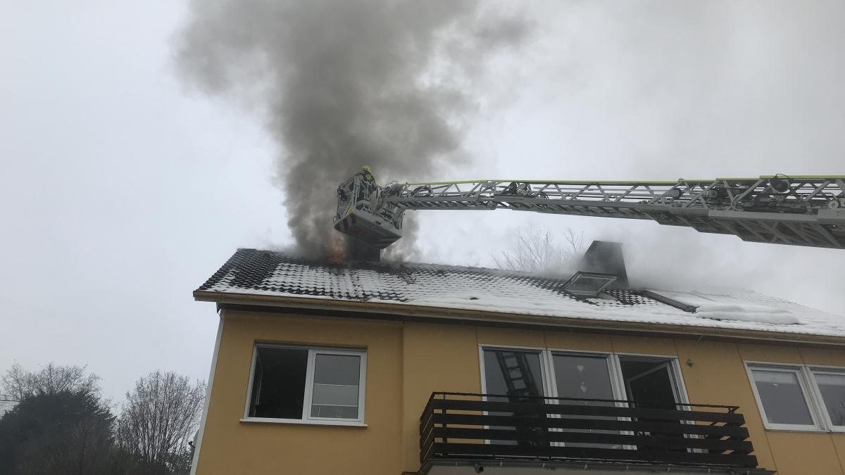 Das Feuer breitete sich bis auf den Dachstuhl aus.  von Feuerwehr