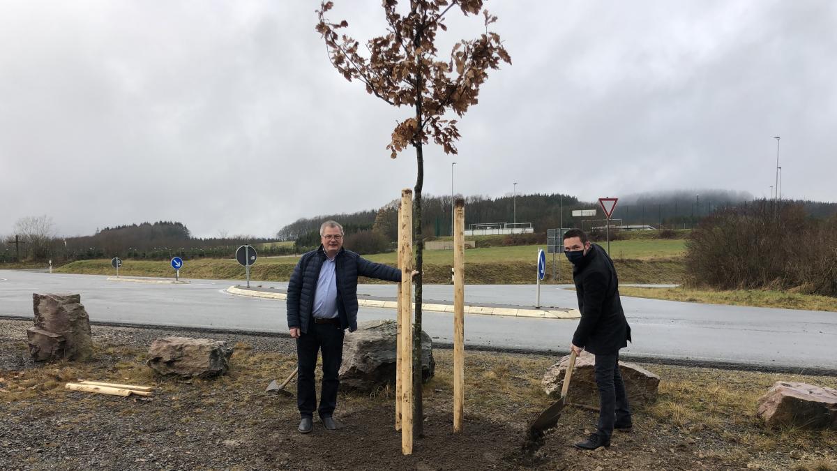 Alfred Bierhoff, Vorsitzender der Teilnehmergemeinschaft Brachthausen, (li.) und Bürgermeister Björn Jarosz pflanzten vier Bäume in Brachthausen. von Gemeinde Kirchhundem