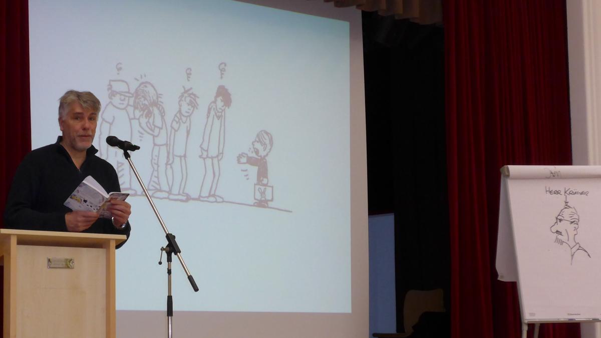 In der Aula der St.-Franziskus-Schule gab Hans-Jürgen Feldhaus kürzlich den Schülern der Klasse 6 eine Kostprobe aus seinen Büchern und seiner Zeichenkunst. von privat