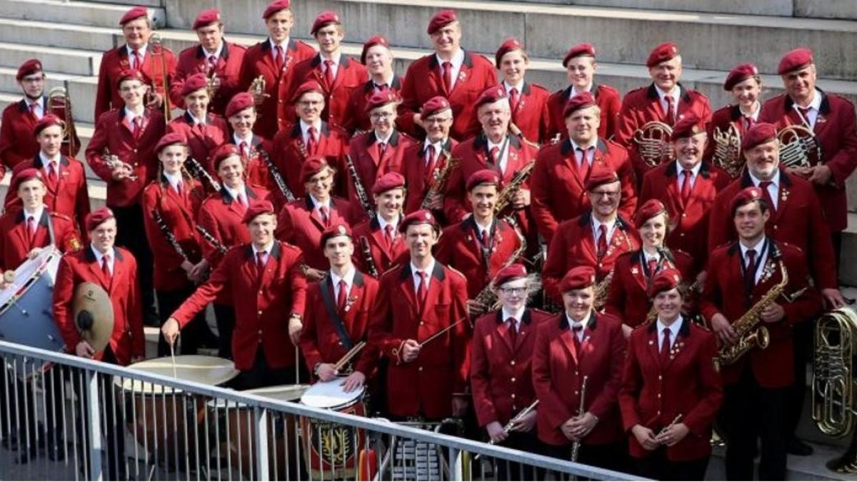 Weithin erkennbar an ihren roten Uniformen: Der Musikverein Rahrbach – hier beim Neusser Schützenfest - ist 100 Jahre alt. von privat