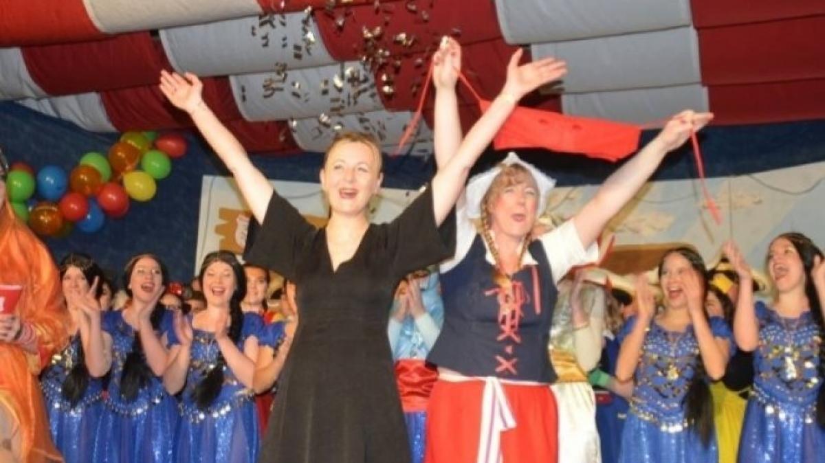 Jubel in Saalhausen, als das Geheimnis gelüftet war: Kerstin Gehrig als neue Prinzessin in der Karnevalshochburg. von Nicole Voss