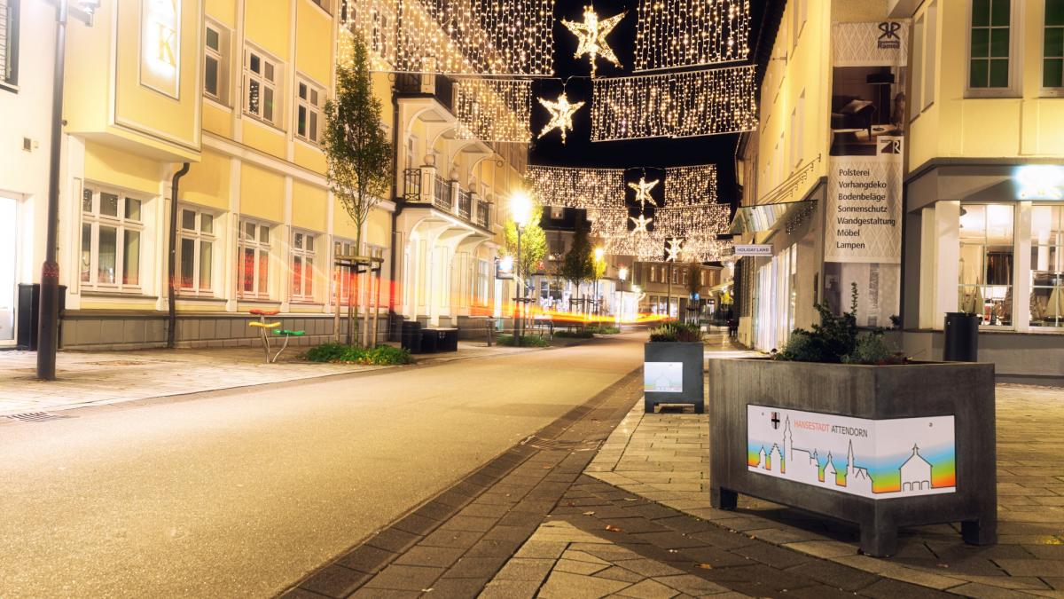 Die Weihnachtsbeleuchtung in der Hansestadt Attendorn wird abgehangen. von Artwork Hövelmann