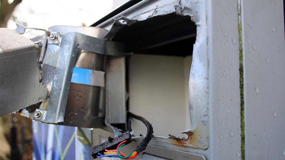 Unbekannte zerstörten einen Zigarettenautomat in Dünschede. von Kreispolizeibehörde Olpe