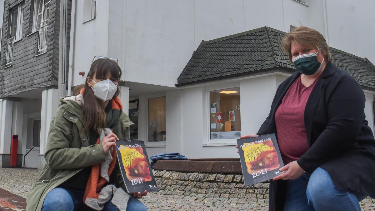 Kathrin Bender (rechts) übergab Nina Fecker die selbstgebastelten Kalender. von privat