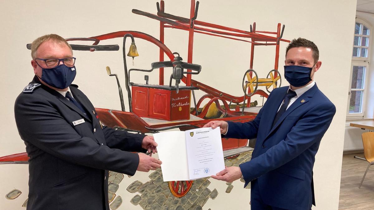 Björn Jarosz (re.) ernannte Klaus Happe zu weiteren sechs Jahren zum Leiter der Feuerwehr Kirchhundem. von Thomas Beckmann
