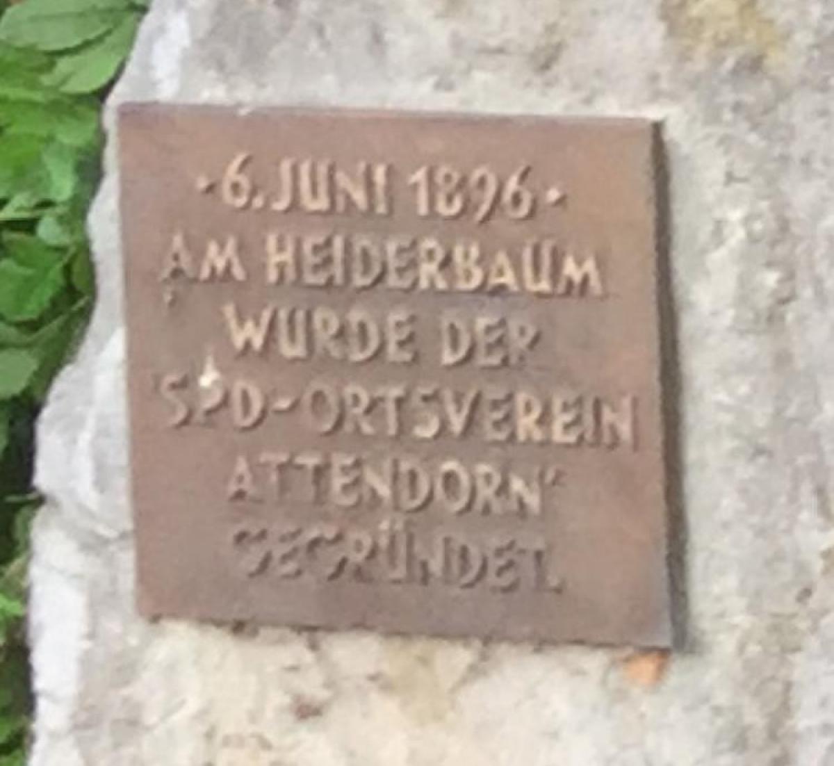 Das Bronze-Relief erinnert an die Gründung der SPD Attendorn vor 125 Jahren.  von privat