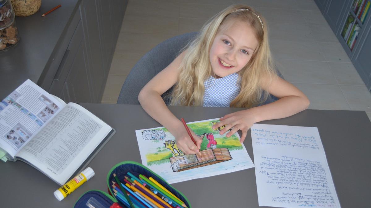 Die kleine Emilia malte und schrieb Briefe für die Bewohner einer Pflegeeinrichtung. von jw.org