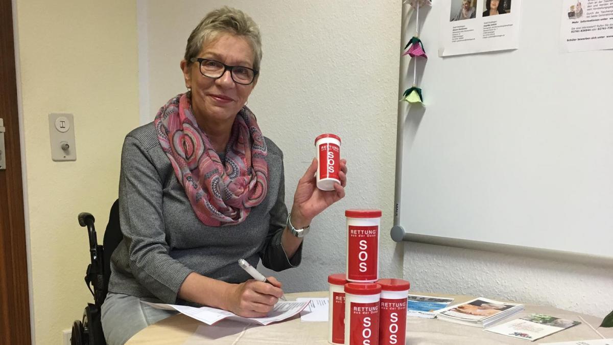 Simone Glasbrenner vom AGIL-Seniorenbüro Drolshagen mit der SOS-Notfalldose. von Stadt Drolshagen