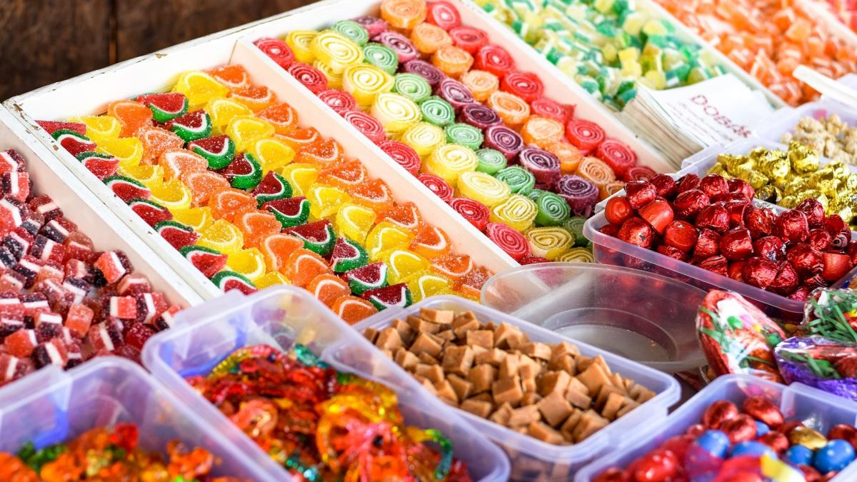 Die ein oder andere Süßigkeit wird mit Sicherheit die närrischen Kinderherzen höher schlagen lassen. von Symbolfoto Pixabay