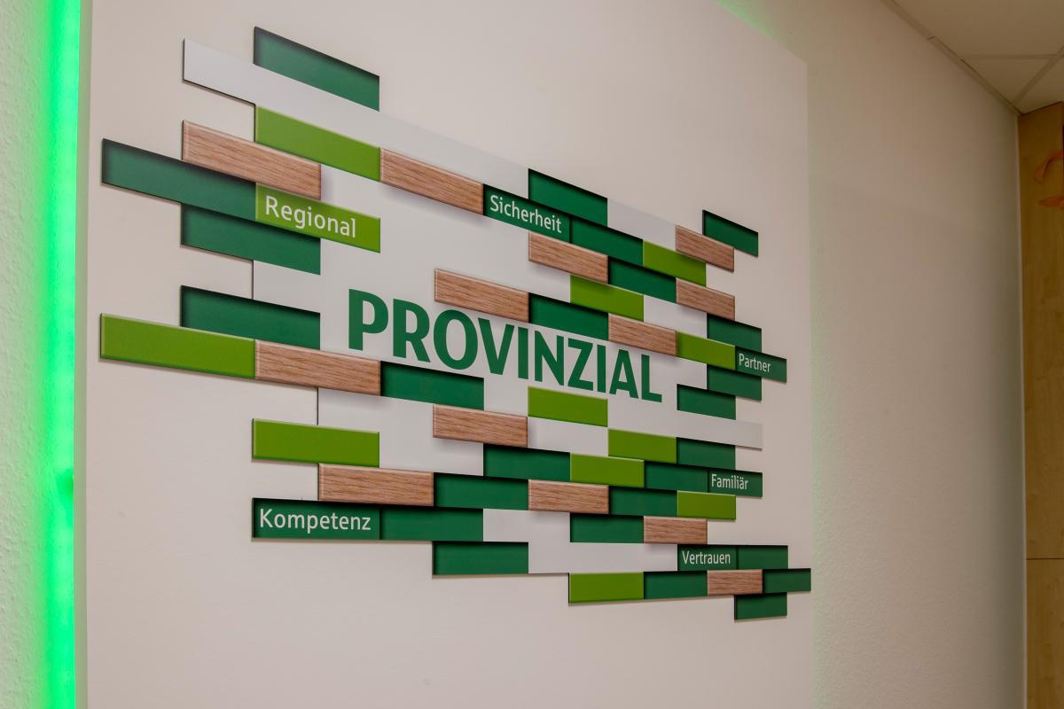 Das bekannte Logo der Provinzial findet seinen Platz an der Wand. von Nils Dinkel