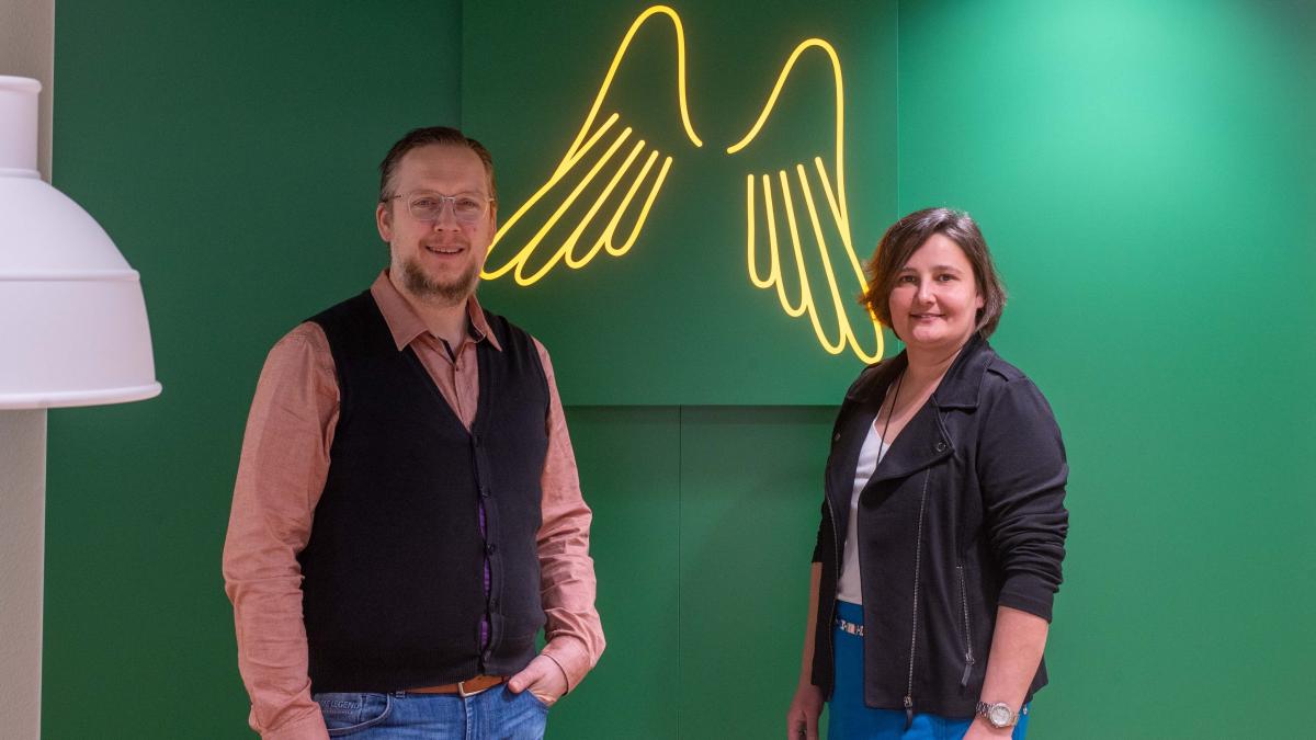 Markus Dornseifer und Anna Büdenbender freuen sich auf den Start in den neuen Räumlichkeiten an der Helmut-Kumpf-Straße in Altenhundem. von Nils Dinkel